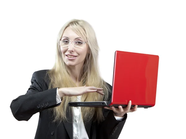 ผู้หญิงธุรกิจที่ยิ้มกับแล็ปท็อปสีแดง — ภาพถ่ายสต็อก