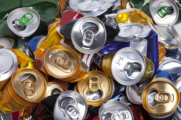 As latas de cerveja amassadas — Fotografia de Stock