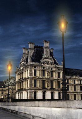 Paris. Louvre üzerinde bulutlu gece gökyüzü