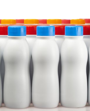 Parlak kapakları olan süt ve süt ürünleri şişeleri