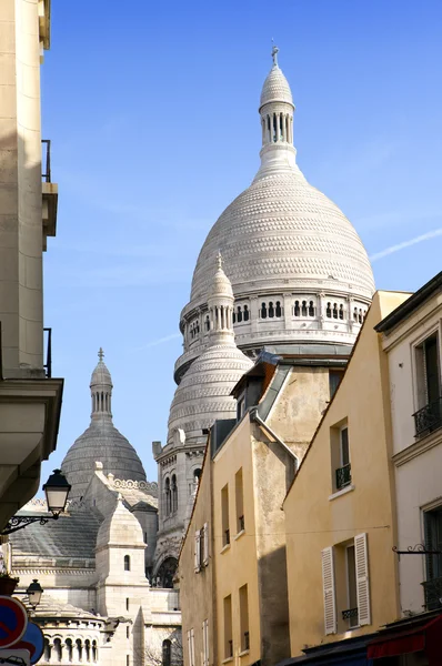 Montmartre, úzké ulice s výhledem bazilika z Sacre-Coeur, Paříž, Francie — Stock fotografie