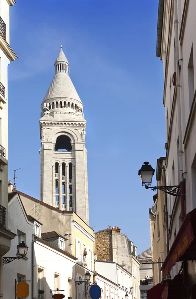 Montmartre, wąskiej uliczce z widokiem na bazylikę — Zdjęcie stockowe