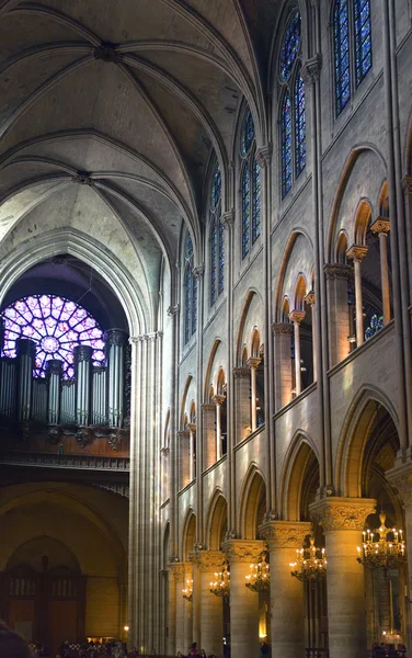 在 2012 年 3 月 14 日在法国巴黎圣母院大教堂的内部视图 — 图库照片