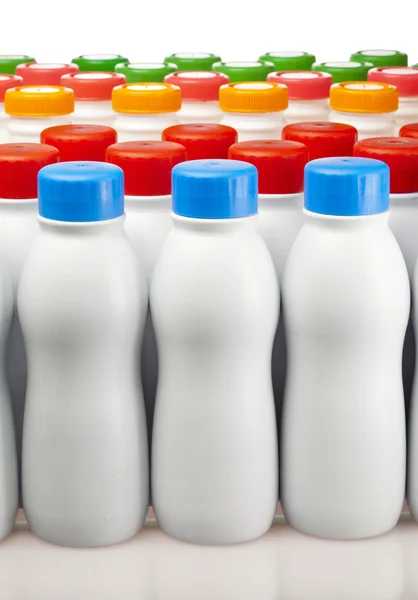 Garrafas de produtos lácteos com capas brilhantes — Fotografia de Stock
