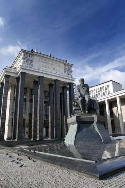 Russian State Library (Library name of Lenin) and a monument of russian writer Dostoievsky, in Moscow — Stock Photo, Image