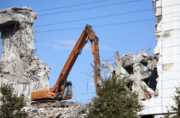 Bagger zerstört altes Gebäude — Stockfoto