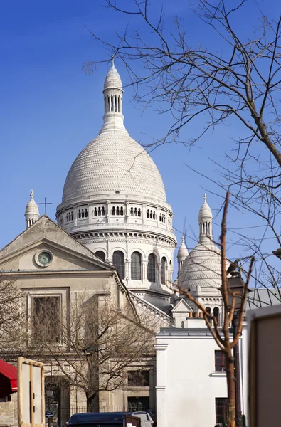 Montmartre, wąskiej uliczce z widokiem na bazylikę z Sacre-Coeur, Paryż, Francja — Zdjęcie stockowe