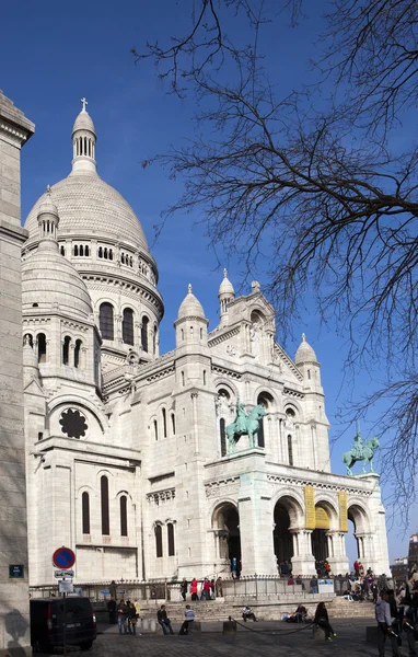 Grande número de turistas perto da Basílica de Sacre Coeur, Montmartre em 14 de março de 2012 em Paris, França — Fotografia de Stock