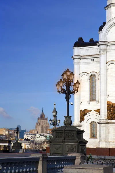 Katedrála Krista Spasitele a pěkné lucerny, Moskva, Rusko — Stock fotografie