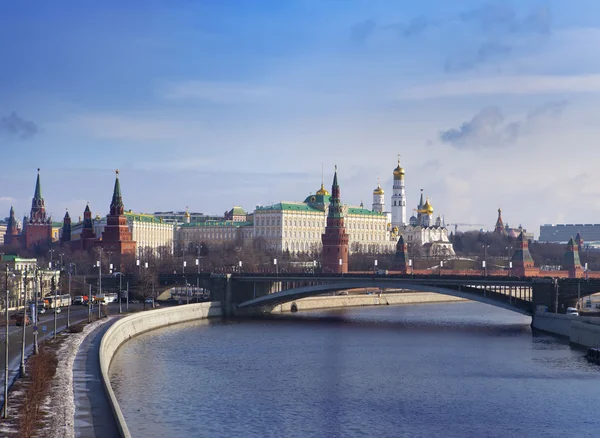 Met het oog op Kremlin van Moskou van brug over de rivier van Moskou, Rusland — Stockfoto