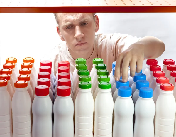 The man selects dairy products in the shop — Stock Photo, Image