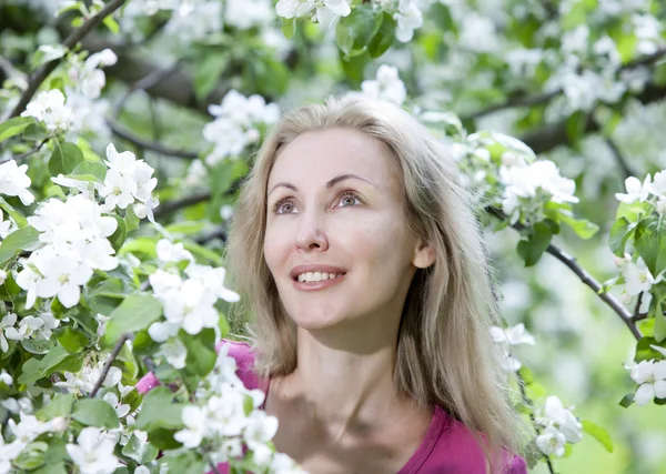 開花のりんごの木の近くに立って若い魅力的な女性 — ストック写真