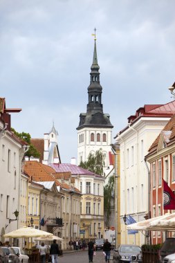 Tallinn, Estonya - 16 Haziran: turistlerin caddenin 16 Haziran 2012 tarihinde eski şehrin Tallinn, Estonya