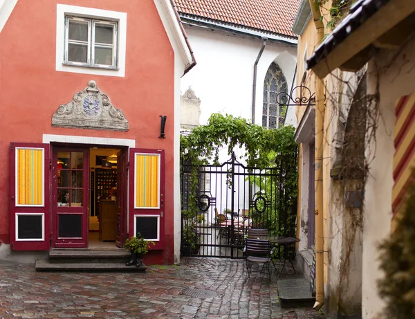 Het kleinste huis, het huis van de priester, in de middeleeuwse oude stad. Tallinn. Estland — Stockfoto