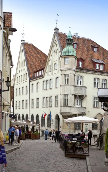 TALLINN, ESTONIA- JUNE 16: Tourists on the street of the Old city on June 16, 2012 in Tallinn, Estonia — Stock Photo, Image