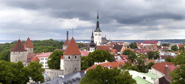 Stadens panorama från ett observationsdäck. Tallinn. Estland. — Stockfoto