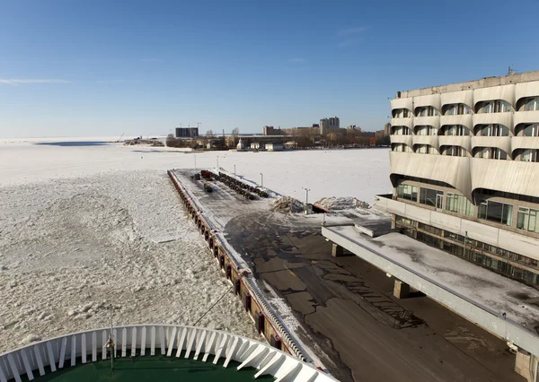 Visa från ett fartyg ombord på byggnad av Marine Station (Sea Port) av i hamnen och förtöjning på vintern. St. Petersburg, Ryssland. — Stockfoto