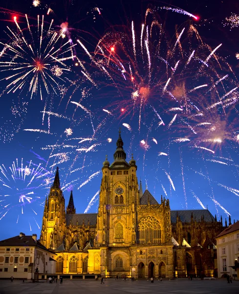 Feestelijke vuurwerk op de Saint Vitus kathedraal, Praag, Tsjechië — Stockfoto