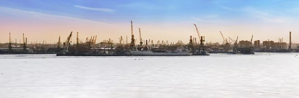 St. petersburg. Seehafen. russland.Blick vom Golf von Finnland, der mit Eis bedeckt ist. panorama — Stockfoto