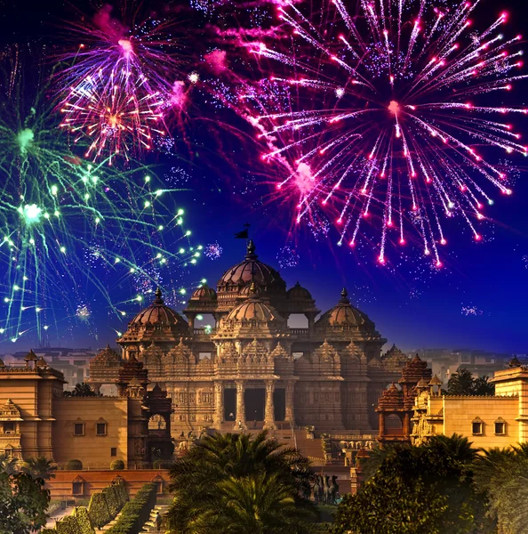 Fogos de artifício festivos sobre o templo Akshardham, Índia. Nova Deli — Fotografia de Stock
