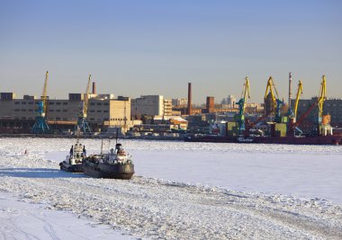 Seaport St. Petersburg yardımcı gemilerle işlemi sırasında kış gezinti. Rusya
