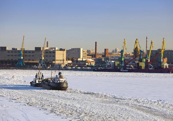 Operation of the auxiliary ships in seaport of St. Petersburg during winter navigation. Russia — Stock Photo, Image