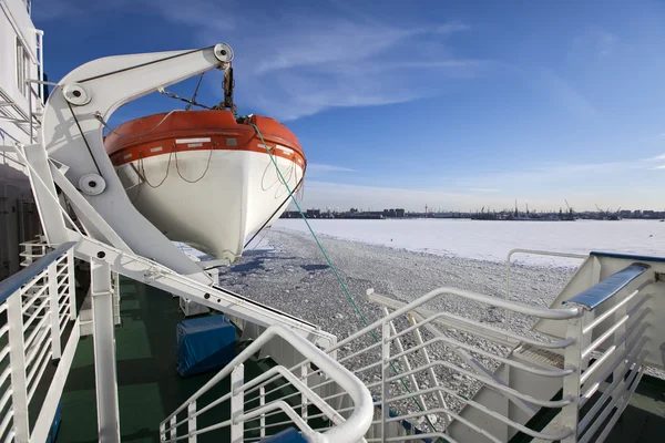 サンクトペテルブルク港、フォア グラウンドで船から救命ボートの氷で覆われているフィンランド湾からの眺め。ロシア — ストック写真