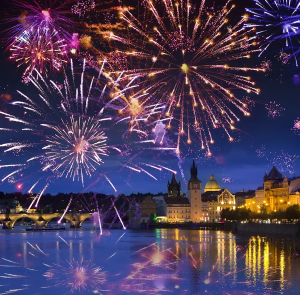 Feestelijke vuurwerk over Karl Bridge, Prague, Tsjechië — Stockfoto