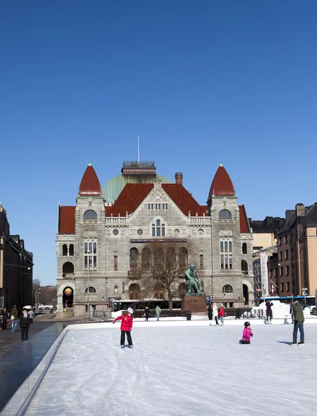 2013 年 3 月 17 日、フィンランドのヘルシンキでの Rautatientori 広場にスケート フィンランド国立劇場の建物の前にリンク - ヘルシンキ, フィンランド - 2013 年 3 月 17 日。 — ストック写真