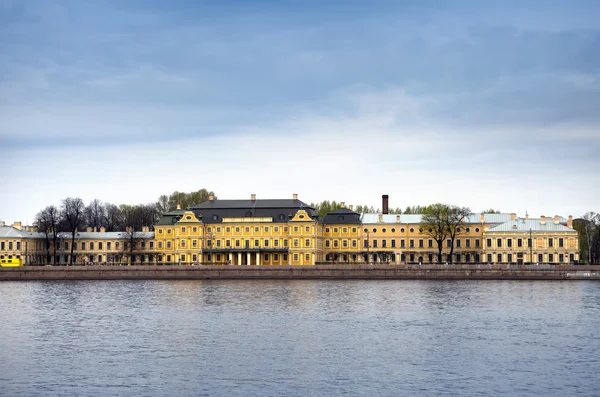 O palácio Menshikov no Neva Embankment - São Petersburgo — Fotografia de Stock