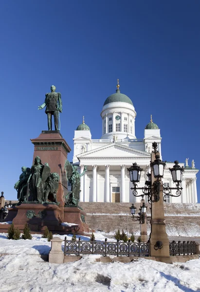 Catedral Luterana e monumento ao Imperador russo Alexandre II em Helsinque, Finlândia — Fotografia de Stock