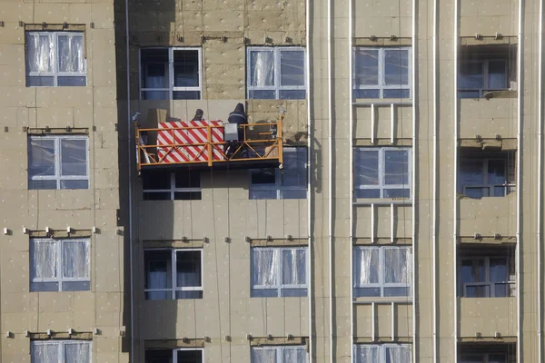 Construção do edifício. Trabalhadores quentes fora painéis de paredes . — Fotografia de Stock