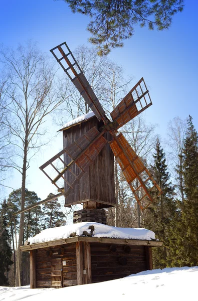 Moinho de madeira velho no museu ao ar livre Ilha de Seurasaari, Helsinque, Finlândia — Fotografia de Stock