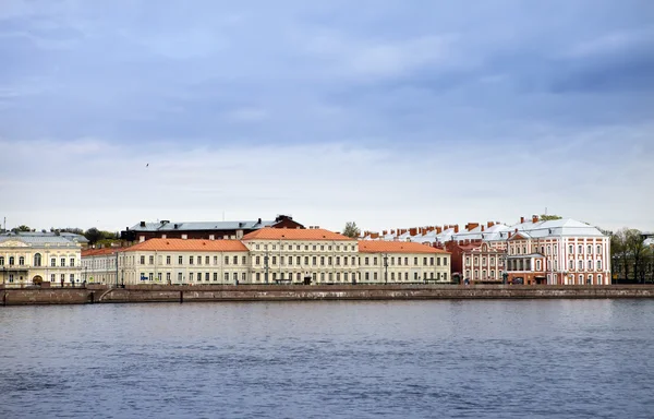 Russia. San Pietroburgo. Un edificio dell'Università Statale (costruzione di dodici consigli di amministrazione) su Neva Embankment — Foto Stock