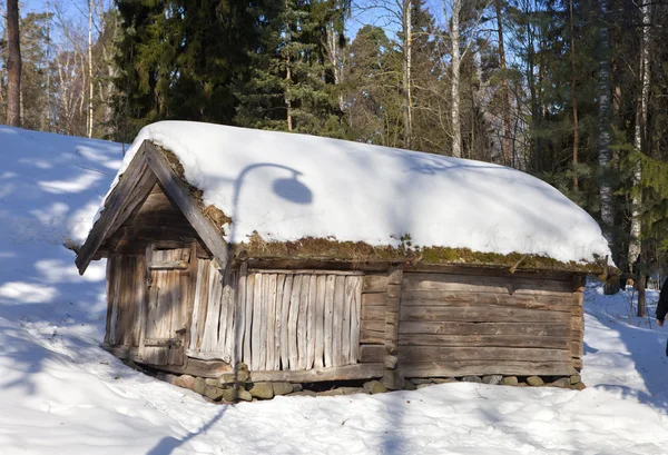 Oude houten schuur in het openlucht museum Seurasaari eiland, Helsinki, Finland — Stockfoto