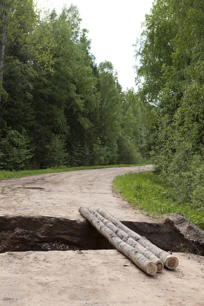 A ravina que destruiu a estrada. Rússia, zonas rurais — Fotografia de Stock