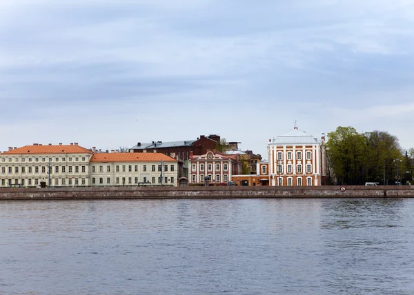 Rusko. St. Petersburg. Budova státní univerzity (budova z dvanácti desek) na nábřeží řeky Něvy — Stock fotografie