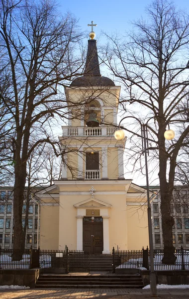 Belltower of Holy Trinity Church, Helsínquia. Foi construído no estilo neo clássico — Fotografia de Stock