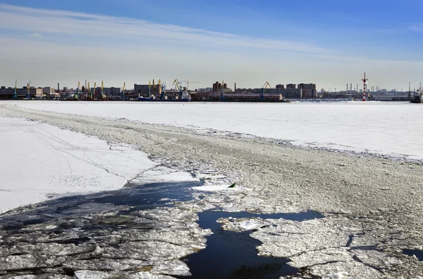 S: t Petersburg. Seaport. Russia.View från viken täckt med is — Stockfoto
