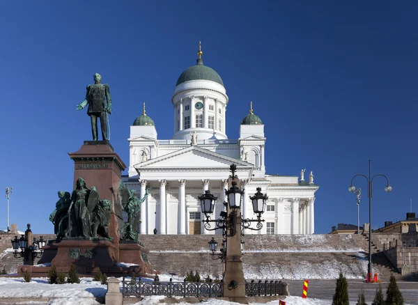 Lutherse kathedraal en monument voor Russisch tsaar Alexander Ii in Helsinki, Finland — Stockfoto