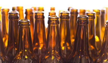 Beyaz bir arka plan üzerinde boş cam şişeler yakın çekim