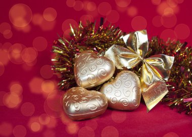 Noel dekorasyonu bir kurdele ile kalp şeklinde