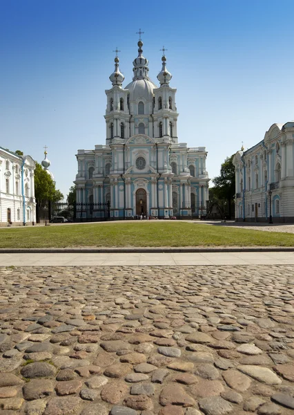 Smolnyi 大聖堂 (スモーリヌイ修道院)、サンクトペテルブルク、ロシア — ストック写真