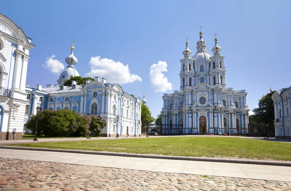 Vista sobre a catedral de Smolnyi (Convento Smolny), São Petersburgo, através da praça da ditadura proletária. Rússia — Fotografia de Stock