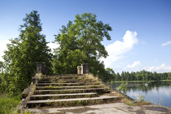 Il vecchio ponte distrutto nel parco — Foto Stock