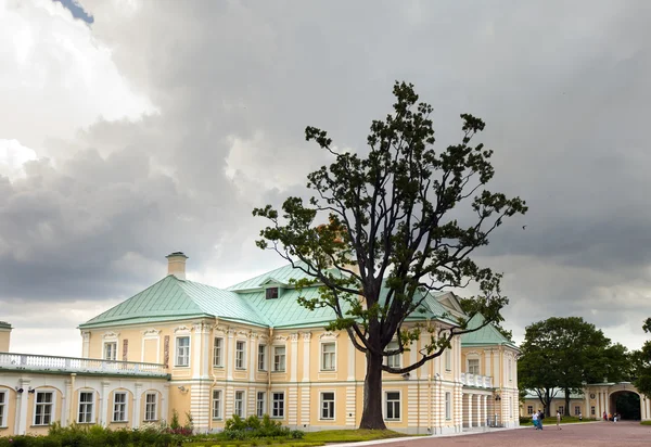 Russia. Petersburg. Oranienbaum (Lomonosov). lower park. Big Menshikovsky palace — Stock Photo, Image