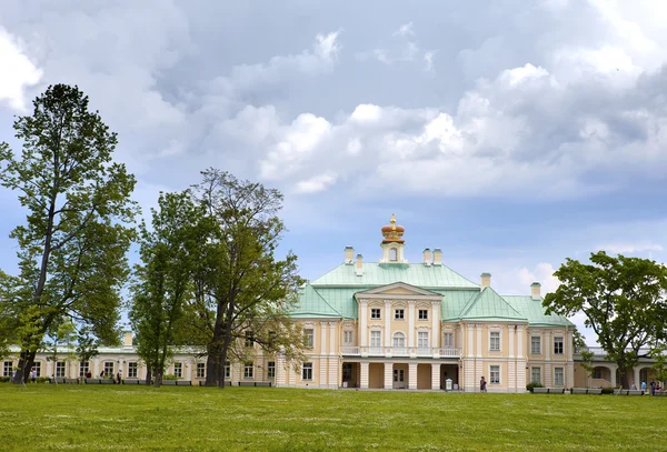 Ryssland. Petersburg. Oranienbaum (Lomonosov). lägre park. Stora Menshikovsky palace — Stockfoto