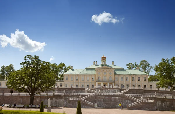 Russland. petersburg. oranienbaum (lomonosov). Unterer Park. großer menschikowskij Palast. — Stockfoto