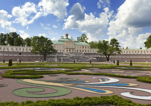 Grand Menshikov Palace and landscape park on June 13, 2013 in Oranienbaum, Russia — Stock Photo, Image