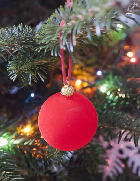 La palla di anno nuovo rosso su un ramo di un albero di Natale — Foto Stock